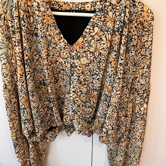 NWOT lulus season of bloom floral blouse - Picture 6 of 12